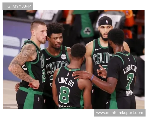 更衣室爆发激烈争吵，队友拉都拉不开