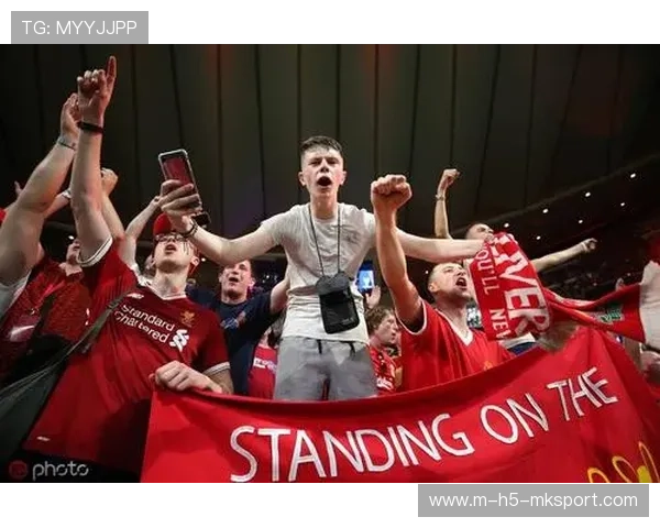 球迷狂热，现场气氛火爆！，球迷疯狂庆祝照片